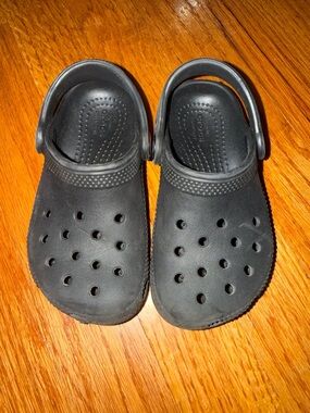 Kids CROCS Black Classic Clog Pair C8